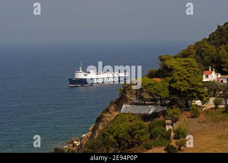 SAOS Fähre PANAGIA SOUMELA (Ex-DAME VON MANN) nähert sich dem Hafen VON SKOPELOS, GRIECHENLAND Stockfoto