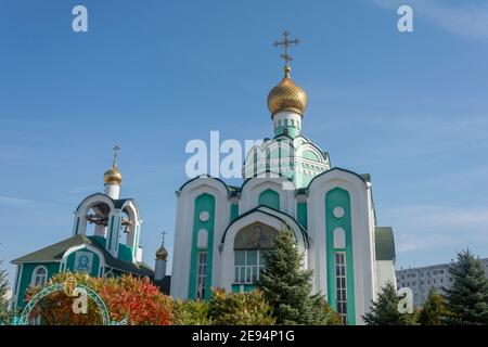 Wolschskiy, Wolgograd Region, Russland - Oktober, 2020: Orthodoxe Kirche des heiligen Seraphim Sarow mit goldener Kuppel und Kreuz der Kirche gegen blauen Himmel. Stockfoto