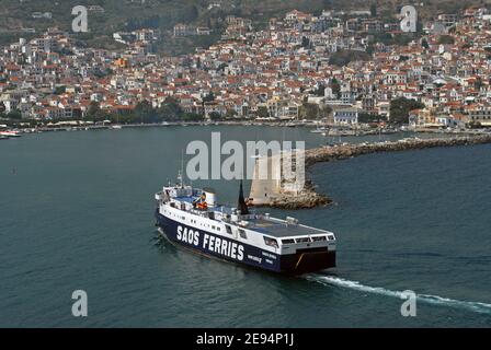 SAOS Fähre PANAGIA SOUMELA (Ex-DAME VON MANN) nähert sich dem Hafen VON SKOPELOS, GRIECHENLAND Stockfoto