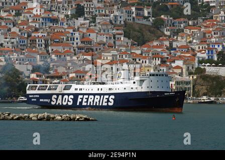 SAOS Fähre PANAGIA SOUMELA (ehemalige Isle of man Fähre, LADY OF MANN) Manövrieren im Hafen in SKOPELOS STADT, GRIECHENLAND Stockfoto