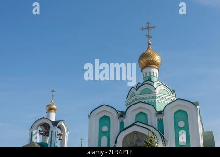 Wolschski, Wolgograd Region, Russland - Oktober, 2020: Orthodoxe Kirche St. Seraphim von Sarow. Goldene Kuppelkirche mit Kreuz gegen blauen Himmel. Speicherplatz kopieren. Stockfoto