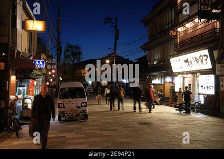 KYOTO, JAPAN - 14. APRIL 2012: Menschen besuchen Straßen des Gion-Viertels in Kyoto, Japan. Das alte Kyoto ist ein UNESCO-Weltkulturerbe. Stockfoto