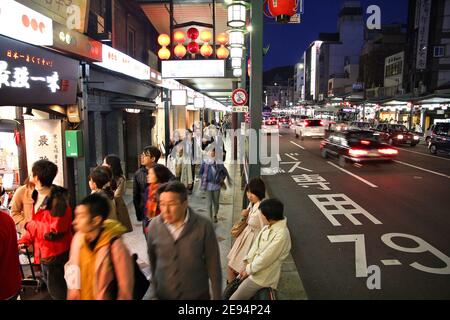 KYOTO, JAPAN - 14. APRIL 2012: Menschen besuchen Nacht Shijo-dori Straße in Kyoto Stadt, Japan. Kyoto wurde 15,6 von 2017 Millionen ausländischen Touristen besucht. Stockfoto