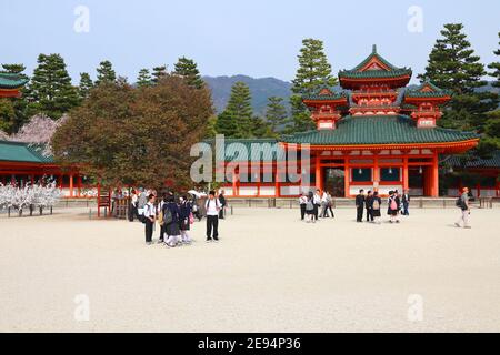 KYOTO, JAPAN - 19. APRIL 2012: Menschen besuchen Heian Jingu-Schrein in Kyoto, Japan. Das alte Kyoto ist ein UNESCO-Weltkulturerbe. Stockfoto