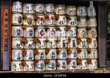 Kyoto, JAPAN - 19. APRIL 2012: Japanischer Reiswein (Nihonshu) in Kyoto, Japan. Kazaridaru Sake Fassdekorationen sind typisch für den shinto-schrein Stockfoto