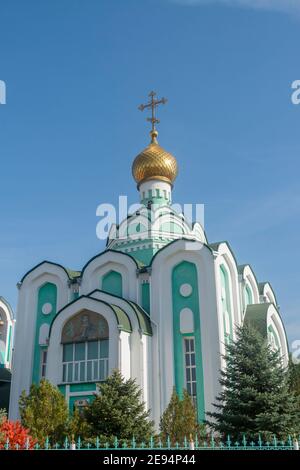 Wolschski, Wolgograd Region, Russland - Oktober, 2020: Orthodoxe Kirche St. Seraphim von Sarow. Goldene Kuppel der Kirche mit Kreuz gegen blauen Himmel. Stockfoto