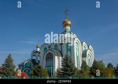 Wolschski, Wolgograd Region, Russland - Oktober, 2020: Orthodoxe Kirche Seraphim Sarow. Kreuz auf goldene Kuppel der Kirche und Glockenturm mit Glocken. Stockfoto