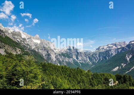 Majestätischer Blick auf die verfluchten Berge bei Theth, Albanien Stockfoto