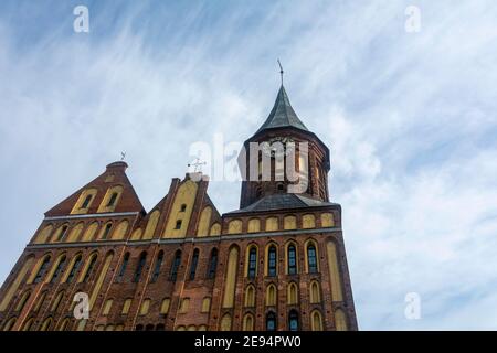 Kaliningrad, Russland - September 2020: Kathedrale von Keninsberg auf der Insel Kant in Kaliningrad. Ansicht von unten auf eine hohe alte Burg mit einem Turm. Stockfoto