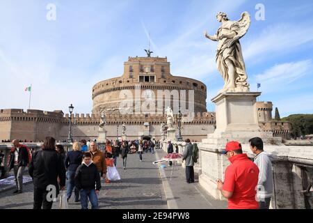 ROM, ITALIEN - 9. APRIL 2012: Besucher besuchen die Engelsbrücke (Ponte Sant'Angelo) in Rom. Nach offiziellen Angaben Rom wurde von 12,6 Millio besucht Stockfoto