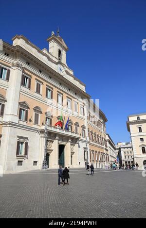 ROM, ITALIEN - 10. APRIL 2012: Die Menschen besuchen Montecitorio Palast (Parlament) in Rom. Nach offiziellen Angaben wurde Rom von 12,6 Millionen Menschen besucht Stockfoto