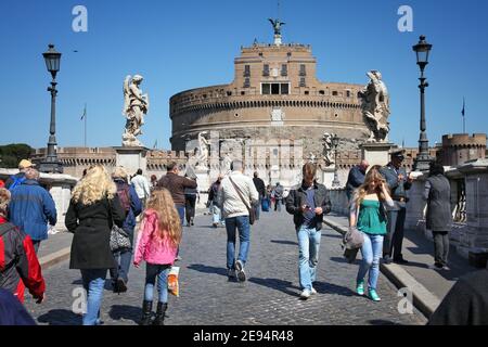 ROM, ITALIEN - 10. APRIL 2012: Besucher besuchen die Engelsbrücke (Ponte Sant'Angelo) in Rom. Nach offiziellen Angaben wurde Rom von 12,6 Millionen besucht Stockfoto