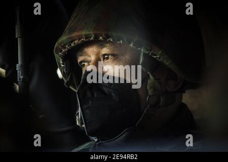 Yangon, Myanmar. Februar 2021. Ein Soldat aus Myanmar sitzt in einem Militärfahrzeug vor einem Hindu-Tempel in der Innenstadt von Yangon, Myanmar, am Dienstag, den 2. Februar 2021. Das Militär hat die zivile Führerin Aung San Suu Kyi festgenommen. Foto von Xiao Long/UPI Kredit: UPI/Alamy Live Nachrichten Stockfoto