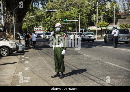 Yangon, Myanmar. Februar 2021. Soldaten stehen Wache im Stadtzentrum von Yangon nach einem Militärputsch in Myanmar, am Dienstag, den 2. Februar 2021. Das Militär hat die zivile Führerin Aung San Suu Kyi festgenommen. Foto von Xiao Long/UPI Kredit: UPI/Alamy Live Nachrichten Stockfoto