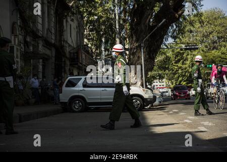 Yangon, Myanmar. Februar 2021. Soldaten stehen Wache im Stadtzentrum von Yangon nach einem Militärputsch in Myanmar, am Dienstag, den 2. Februar 2021. Das Militär hat die zivile Führerin Aung San Suu Kyi festgenommen. Foto von Xiao Long/UPI Kredit: UPI/Alamy Live Nachrichten Stockfoto