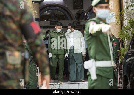 Yangon, Myanmar. Februar 2021. Nach einem Militärputsch in Myanmar am Dienstag, den 2. Februar 2021, stehen Soldaten am Rathaus in Yangon Wache. Das Militär hat die zivile Führerin Aung San Suu Kyi festgenommen. Foto von Xiao Long/UPI Kredit: UPI/Alamy Live Nachrichten Stockfoto