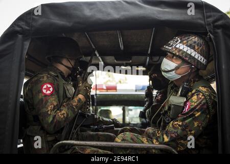 Yangon, Myanmar. Februar 2021. Burmesische Soldaten sitzen in einem Militärfahrzeug vor einem Hindu-Tempel in der Innenstadt von Yangon, Myanmar, am Dienstag, den 2. Februar 2021. Das Militär hat die zivile Führerin Aung San Suu Kyi festgenommen. Foto von Xiao Long/UPI Kredit: UPI/Alamy Live Nachrichten Stockfoto