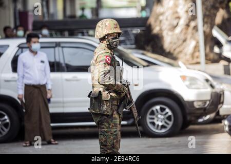 Yangon, Myanmar. Februar 2021. Soldaten stehen Wache im Stadtzentrum von Yangon nach einem Militärputsch in Myanmar, am Dienstag, den 2. Februar 2021. Das Militär hat die zivile Führerin Aung San Suu Kyi festgenommen. Foto von Xiao Long/UPI Kredit: UPI/Alamy Live Nachrichten Stockfoto