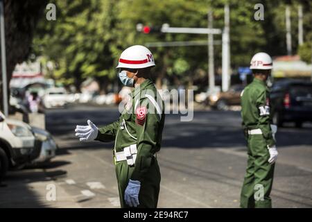 Yangon, Myanmar. Februar 2021. Soldaten stehen Wache im Stadtzentrum von Yangon nach einem Militärputsch in Myanmar am Dienstag, den 2. Februar 2021. Das Militär hat die zivile Führerin Aung San Suu Kyi festgenommen. Foto von Xiao Long/UPI Kredit: UPI/Alamy Live Nachrichten Stockfoto