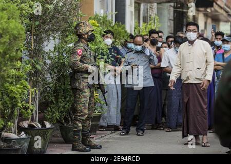 Yangon, Myanmar. Februar 2021. Nach einem Militärputsch in Myanmar am Dienstag, den 2. Februar 2021, bewacht ein Soldat im Stadtzentrum von Yangon die Menschen. Das Militär hat die zivile Führerin Aung San Suu Kyi festgenommen. Foto von Xiao Long/UPI Kredit: UPI/Alamy Live Nachrichten Stockfoto