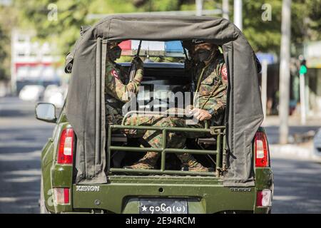 Yangon, Myanmar. Februar 2021. Burmesische Soldaten sitzen in einem Militärfahrzeug vor einem Hindu-Tempel in der Innenstadt von Yangon, Myanmar, am Dienstag, den 2. Februar 2021. Das Militär hat die zivile Führerin Aung San Suu Kyi festgenommen. Foto von Xiao Long/UPI Kredit: UPI/Alamy Live Nachrichten Stockfoto