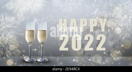 Neujahrsfest: Gläser Champagner und Happy 2022 Text. Feuerwerk und Uhr im Hintergrund. Stockfoto
