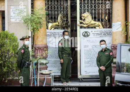 Yangon, Myanmar. Februar 2021. Soldaten stehen Wache im Stadtzentrum von Yangon nach einem Militärputsch in Myanmar, am Dienstag, den 2. Februar 2021. Das Militär hat die zivile Führerin Aung San Suu Kyi festgenommen. Foto von Xiao Long/UPI Kredit: UPI/Alamy Live Nachrichten Stockfoto