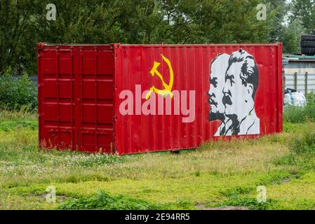 Niederlande, August 18. Roter Behälter mit Hammer und Sichel, Lenin und Stalin Stockfoto