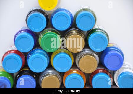 Paint Tubes in der Hausmalerei als Pyramiden in platziert verwendet selektiver Fokus auf weißem Hintergrund vergrößern Stockfoto