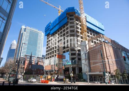 Ein Bürohochhaus im Bau in der Innenstadt von Charlotte, North Carolina. Stockfoto