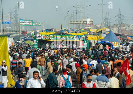 Auf dem Delhi Meerut Expressway ist eine Schar von aufgeregten Bauern zu sehen.während der Protest der Bauern gegen die drei Farmakte an der Grenze zu Ghazipur fortgesetzt wird, versiegelte die Polizei von Delhi die Grenze mit Barrieren, Betonwänden und Stacheldraht, um die Bauern davon abzuhalten, für ihre Proteste darauf zuzugreifen. Stockfoto