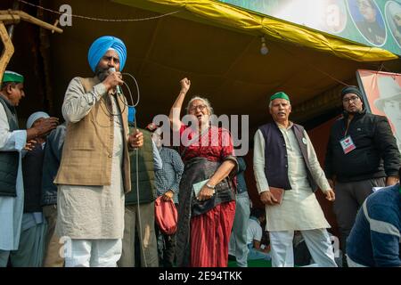 Medha Patkar, indische Sozialaktivistin in Red Sari, ruft Parolen während des Protestes der Bauern.während der Protest der Bauern gegen die drei Farmhandlungen an der Grenze zu Ghazipur andauern, versiegelte die Polizei in Delhi die Grenze mit Barrieren, Betonwänden und Stacheldraht, um die Bauern davon abzuhalten, für ihre Proteste darauf zuzugreifen. Stockfoto