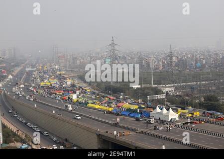 Neu Delhi, Neu Delhi, Indien. Februar 2021. Barrikaden mit Stacheldrähten, die während des anhaltenden Protestes gegen die neuen Agrargesetze in Ghazipur (Delhi-UP Grenze) am 2. Februar 2021 in Neu-Delhi, Indien, installiert wurden. Quelle: Vijay Pandey/ZUMA Wire/Alamy Live News Stockfoto