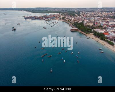 Antenne. Stone Town, Sansibar, Tansania. Flock of Show Schiffe nahe der Küste Sansibars in Stone Town auf blauem transparentem Wasser Stockfoto