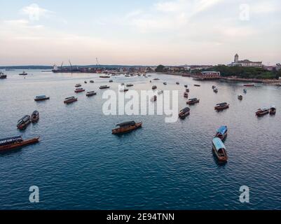 Antenne. Stone Town, Sansibar, Tansania. Flock of Show Schiffe nahe der Küste Sansibars in Stone Town auf blauem transparentem Wasser Stockfoto