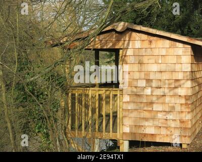 Wunderschön gearbeitetes, neu gebautes Vogelfelltier aus Holzschindeln; am Ufer des Sees auf dem Castle Ashby Anwesen in Northamptonshire. Stockfoto