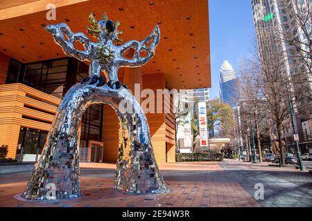 Nahaufnahme von 'Firebird', einer Skulptur des Künstlers Niki de Saint Phalle, die Besucher des Bechtler Museum of Modern Art in Charlotte, N.C. begrüßt Stockfoto