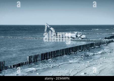 Ein Bagger nimmt Sand aus dem Wasser, Ostseeküste, Kaliningrad Region, Russland Stockfoto