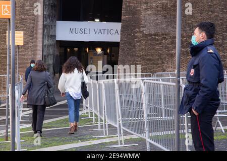 Rom, Italien. Februar 2021. Menschen betreten die Vatikanischen Museen, von gestern, 1. Februar 2021, wieder für die Öffentlichkeit geöffnet, mit begrenztem Eintritt (Foto von Matteo Nardone / Pacific Press) Quelle: Pacific Press Media Production Corp./Alamy Live News Stockfoto