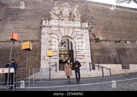 Rom, Italien. Februar 2021. Blick auf den Ausgang der Vatikanischen Museen, von gestern, 1. Februar 2021, für die Öffentlichkeit wiedereröffnet, mit begrenztem Eintritt (Foto von Matteo Nardone/Pacific Press) Quelle: Pacific Press Media Production Corp./Alamy Live News Stockfoto