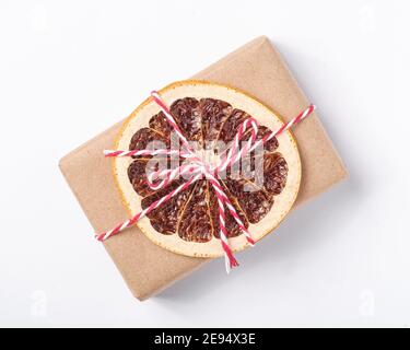 Weihnachtsferien Null Abfall Papier geschenkbox Verpackung mit getrockneten Früchten Stockfoto