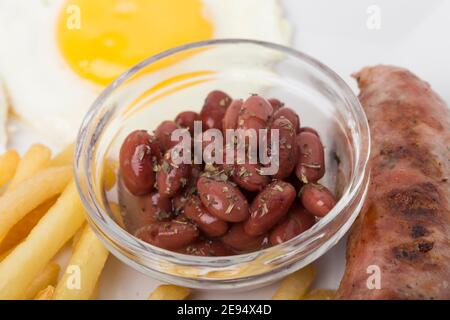 Fragmnet des Frühstücks mit Bohnen in Schüssel. Nahaufnahme. Stockfoto