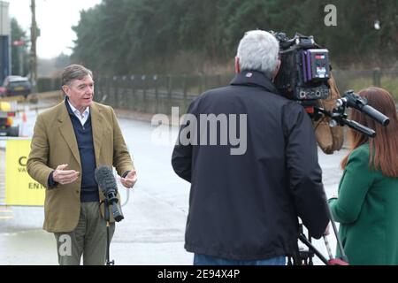 Ludlow, Shropshire, Großbritannien - Dienstag, 2. Februar 2021 - der konservative Abgeordnete Philip Dunne spricht heute mit den Medien bei der Eröffnung eines neuen Impfzentrums Covid 19 auf der Rennbahn Ludlow. Das Zentrum wird Abdeckung für die Shropshire, Telford & Wrekin Bereich bieten. Foto Steven May / Alamy Live News Stockfoto