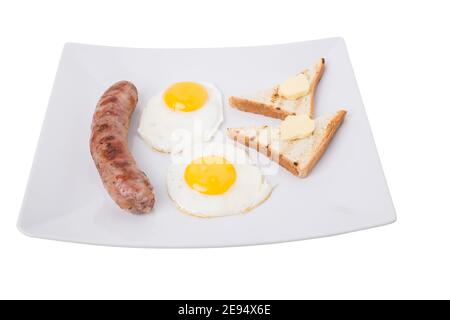 Frühstück mit Wurst und Spiegeleiern. Es ist in einem weißen Hintergrund isoliert. Stockfoto