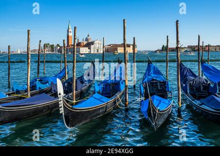 Leere Gondeln in der Nähe des Markusplatzes mit der Kirche San Giorgio Maggiore im Hintergrund, Venedig, Italien Stockfoto