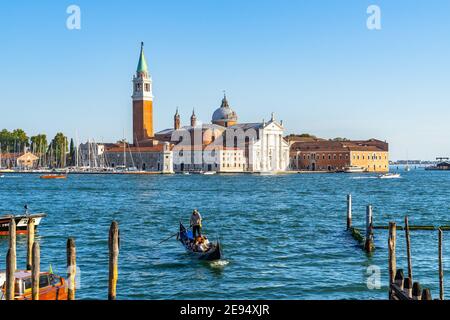 Venedig, Italien, 11. September 2020 – EIN Gondolier in Venedig segelt unter der Kirche San Giorgio Maggiore bei Sonnenuntergang Stockfoto