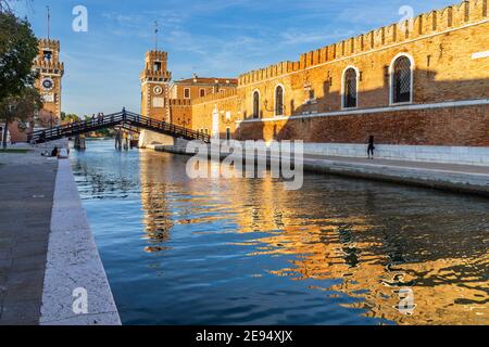 Ansicht des venezianischen Arsenals (Arsenale di Venezia) ein Komplex von ehemaligen Werften und Rüstungen, Venedig, Italien Stockfoto
