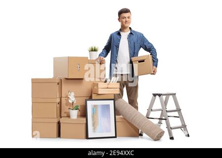 Ganzkörperportrait eines Mannes, der mit einem Stapel steht Von Kartons, die zum Entfernen auf weißem Hintergrund isoliert verpackt sind Stockfoto