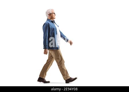 In voller Länge Profilaufnahme eines lässigen reifen Mann zu Fuß Isoliert auf weißem Hintergrund Stockfoto
