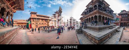 Kathmandu, Nepal - Februar 1 2021: Panoramablick auf den historischen Patan Durbar Platz in Kathmandu, Nepal. Ein UNESCO-Weltkulturerbe. Stockfoto